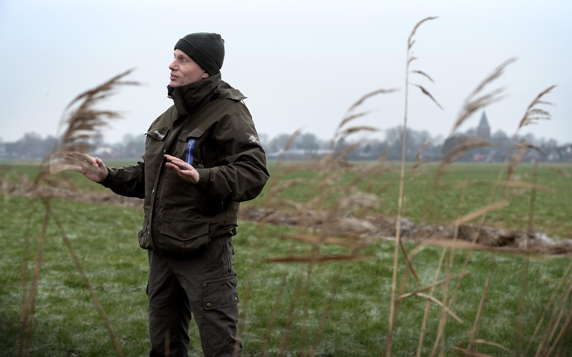Boswachter Bart Zwiers van Natuurmonumenten, met op de achtergrond de toren van Zuidwolde, op de locatie waar de natuurbegraafplaats komt.