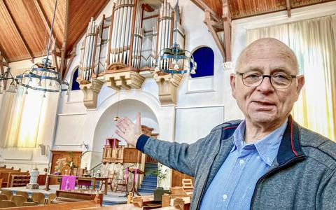 Dirk Swama wijst naar 'zijn' orgel in 'zijn' kerk.