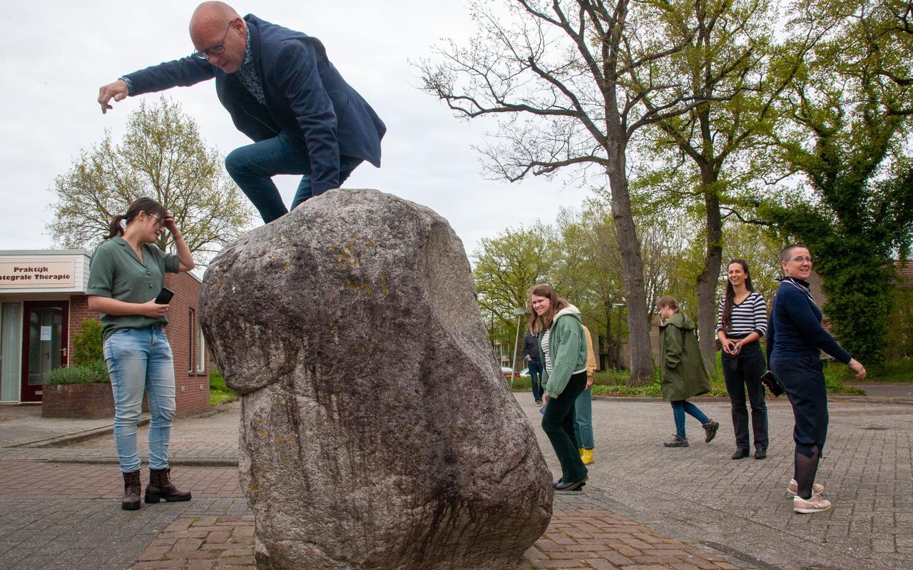 Roelof Veldhuis van de gemeente Westerveld springt van een veldkei voor het dorpshuis. Studenten van de Wageningen Universiteit kijken toe. Rechts hoogleraar Sanda Lenzholzer. Roelof Veldhuis van de gemeente Westerveld springt van een veldkei voor het dorpshuis. Studenten van de Wageningen Universiteit kijken toe. Rechts hoogleraar Sanda Lenzholzer.