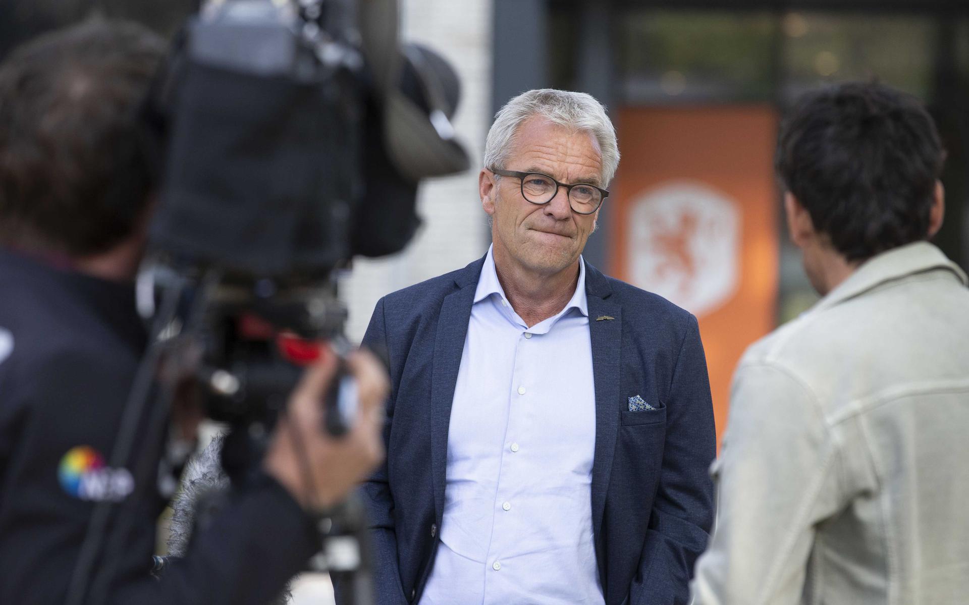 Directeur Eric Gudde  van de KNVB legt de beslissing uit. 