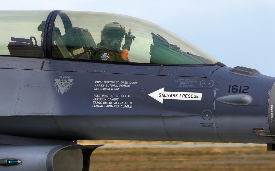 Nederland kondigde vorig jaar aan F-16’s aan Oekraïne te gaan leveren. Een exacte datum voor de overdracht is nog niet bekend.
