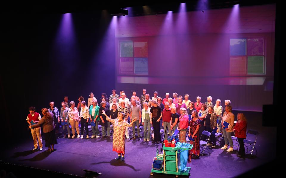 Een impressie van de voorstelling van popkoor Just4Fun in Theater Geert Teis. 