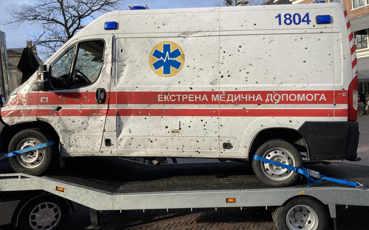 De kapotgeschoten ambulance in het centrum van Leeuwarden. Maandag staat het wrak op de Vismarkt in Groningen.