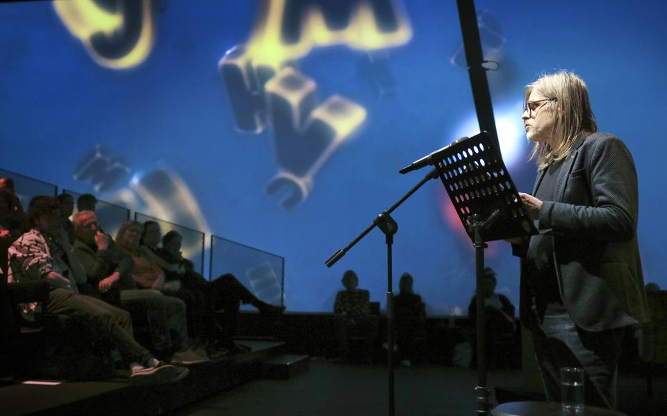 Rob van Essen tijdens Poetry per tutti in Forum Groningen 
