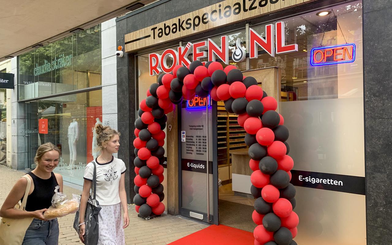 Op het fraaie Akerkhof, bekend van Monopoly, opende tabakspeciaalzaak Roken.nl. Op het fraaie Akerkhof, bekend van Monopoly, opende tabakspeciaalzaak Roken.nl.