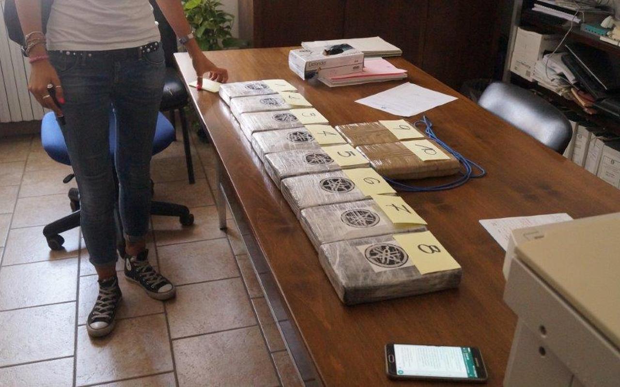 Bij twee mannen uit Emmen werden 10 pakken cocaine gevonden en in beslag genomen. Foto: Carabinieri Compagnia di Carbonia Bij twee mannen uit Emmen werden 10 pakken cocaine gevonden en in beslag genomen. Foto: Carabinieri Compagnia di Carbonia
