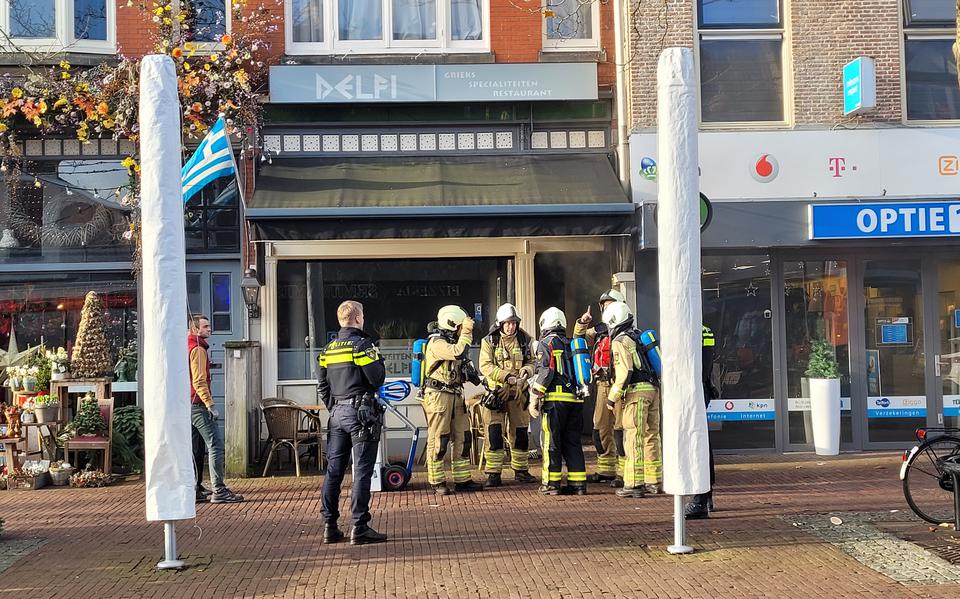 Bij Grieks restaurant Delfi aan Nieuwe Huizen in Assen is woensdagmiddag brand uitgebroken. Wat er precies in brand staat is niet bekend. 