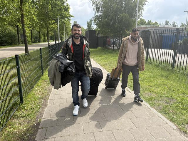 Het staat op zijn loopbrief: Ali (32) heeft recht op opvang. Toch zit hij weer in het gras bij aanme