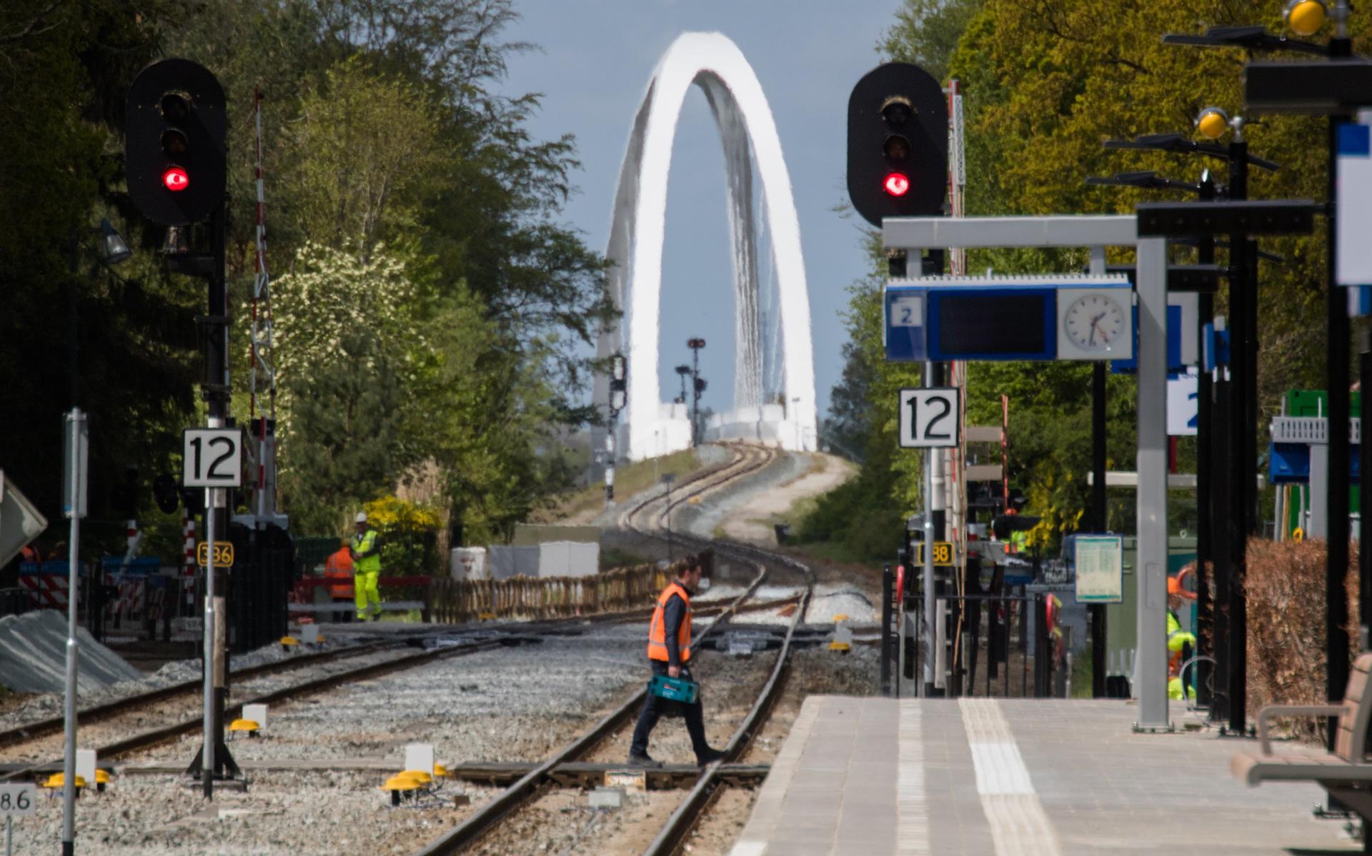 Op allerlei plekken aan het vernieuwde station van Zuidhorn werd dinsdag aan het begin van de middag nog hard gewerkt. In de verte gaat het dubbelspoor uit Groningen voor de spoorbrug over het Van Starkenborghkanaal over in enkelspoor. 