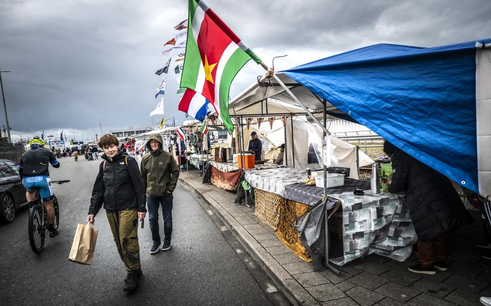 Bezoekers kwamen ondanks het slechte weer massaal naar de Pinksterfeesten in Delfzijl. 