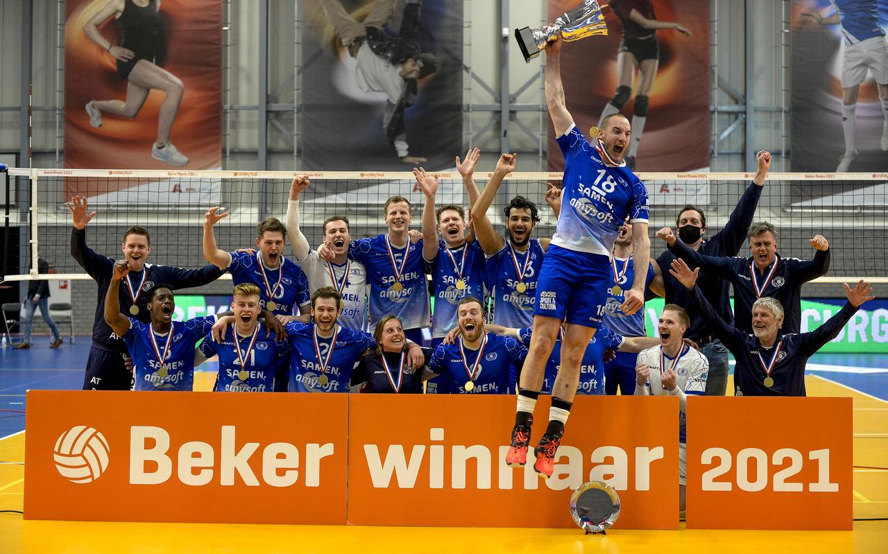 Aanvoerder Dennis Borst spring namens Lycurgus een gat in de lucht na het winnen van de beker. Aanvoerder Dennis Borst spring namens Lycurgus een gat in de lucht na het winnen van de beker.