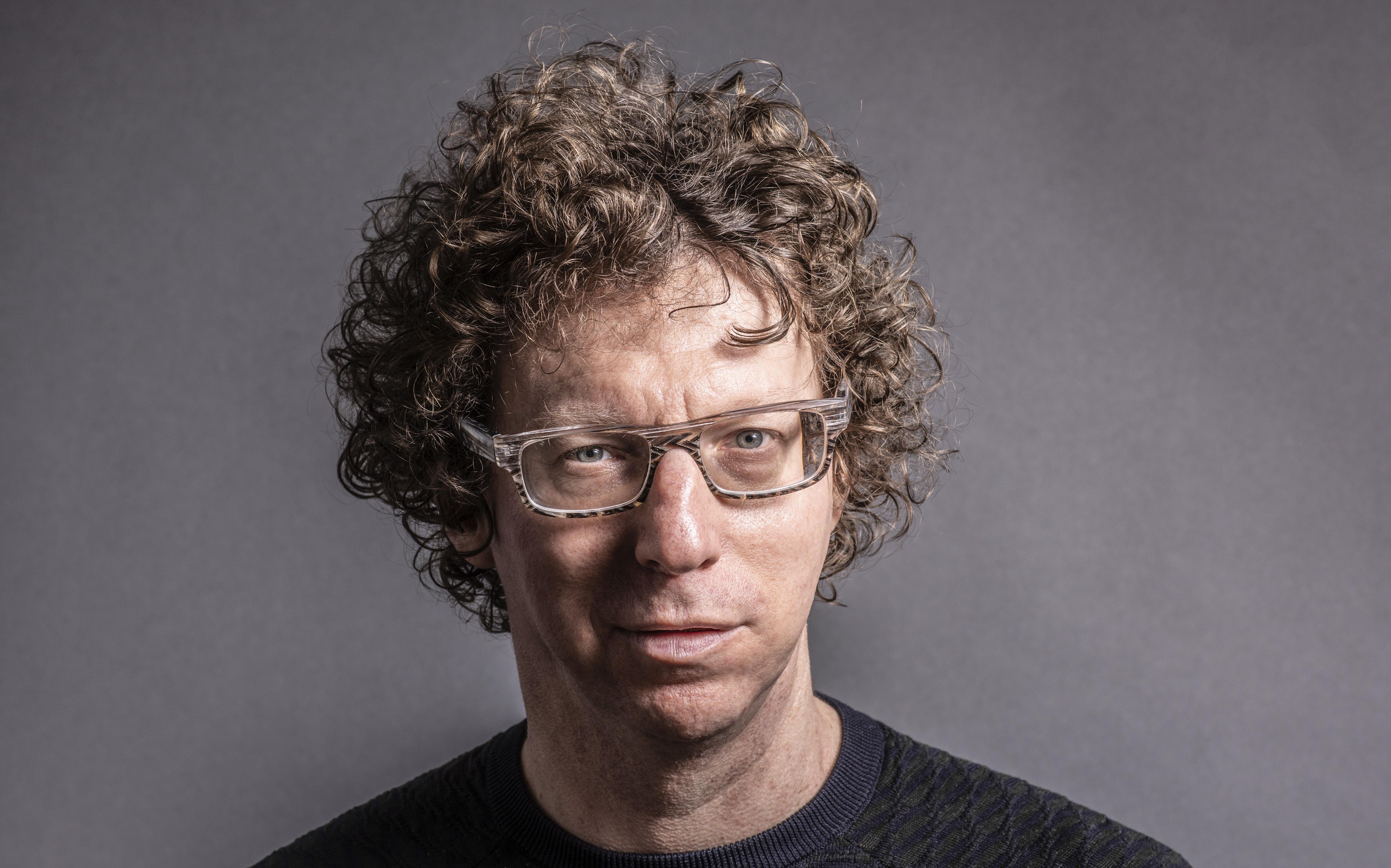 Schrijver Arnon Grunberg deelt zijn verleden met bezoekers van Herinneringscentrum Kamp Westerbork