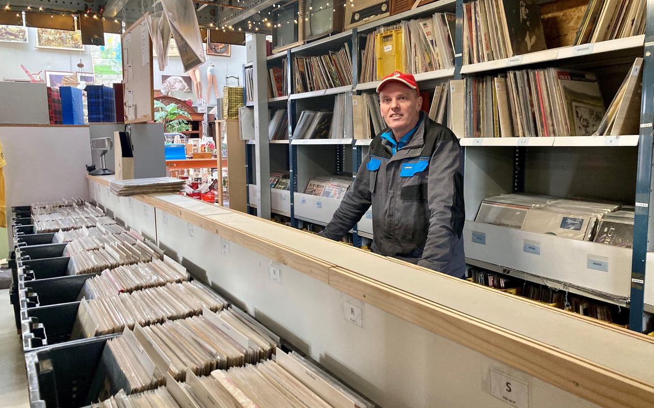 Eigenaar Thimo Mulder bij de bakken vol vinyl in De Boedelmarkt in Annen.