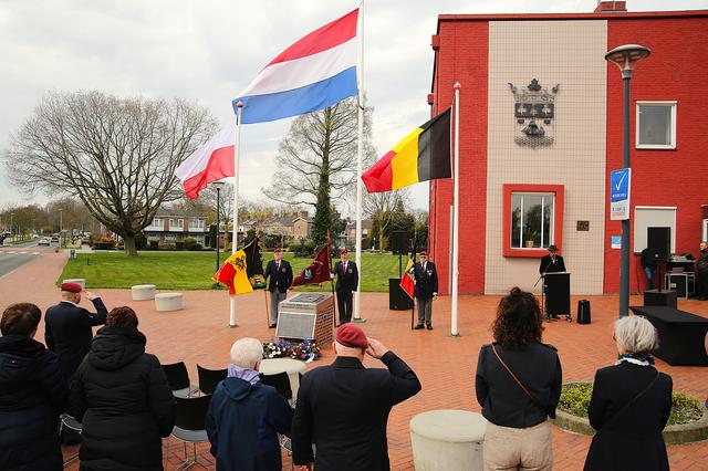 Belgische oud-militairen doen bij rondrit langs slagvelden Oude Pekela aan. ‘Vrede is een vrijheid e