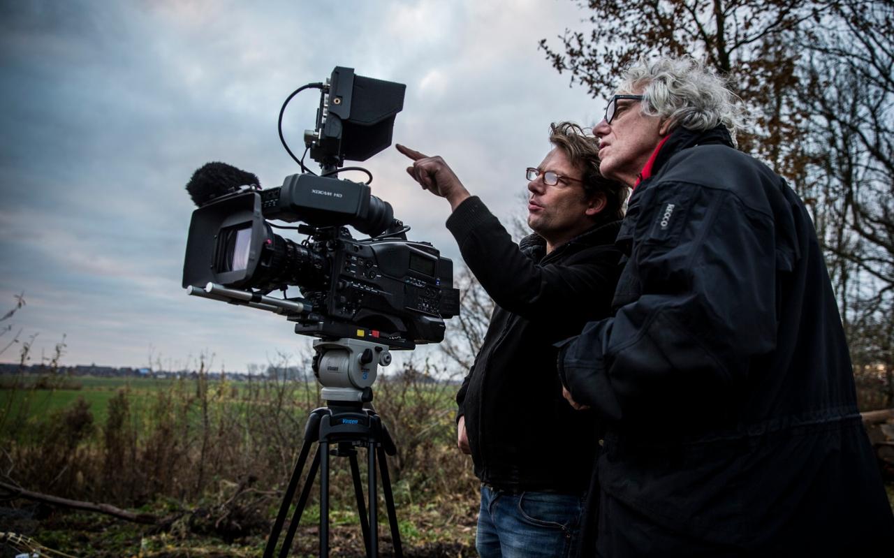 Filmmaker Piet Hein van der Hoek (rechts) met cameraman aan het werk in aardbevingsgebied. Filmmaker Piet Hein van der Hoek (rechts) met cameraman aan het werk in aardbevingsgebied.