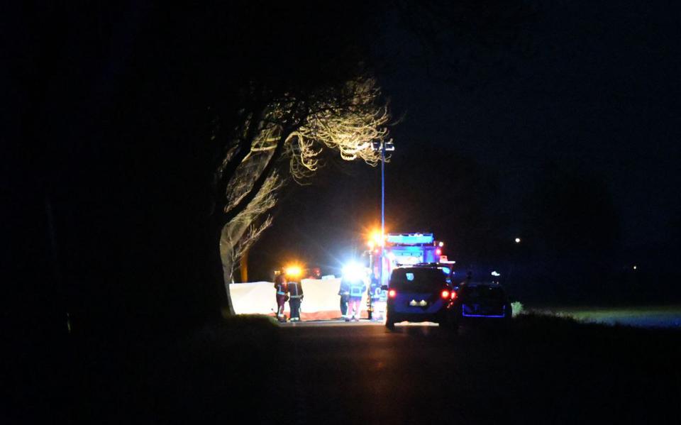 Automobilist overleden na botsing tegen boom bij Scheemda.