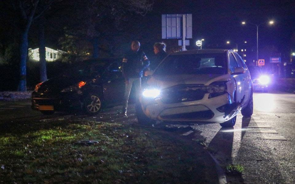 Twee autos beschadigd geraakt door botsing op kruising Korteleegte met de Sorghvlietlaan in Veendam, beide bestuurders komen me Twee autos beschadigd geraakt door botsing op kruising Korteleegte met de Sorghvlietlaan in Veendam, beide bestuurders komen me