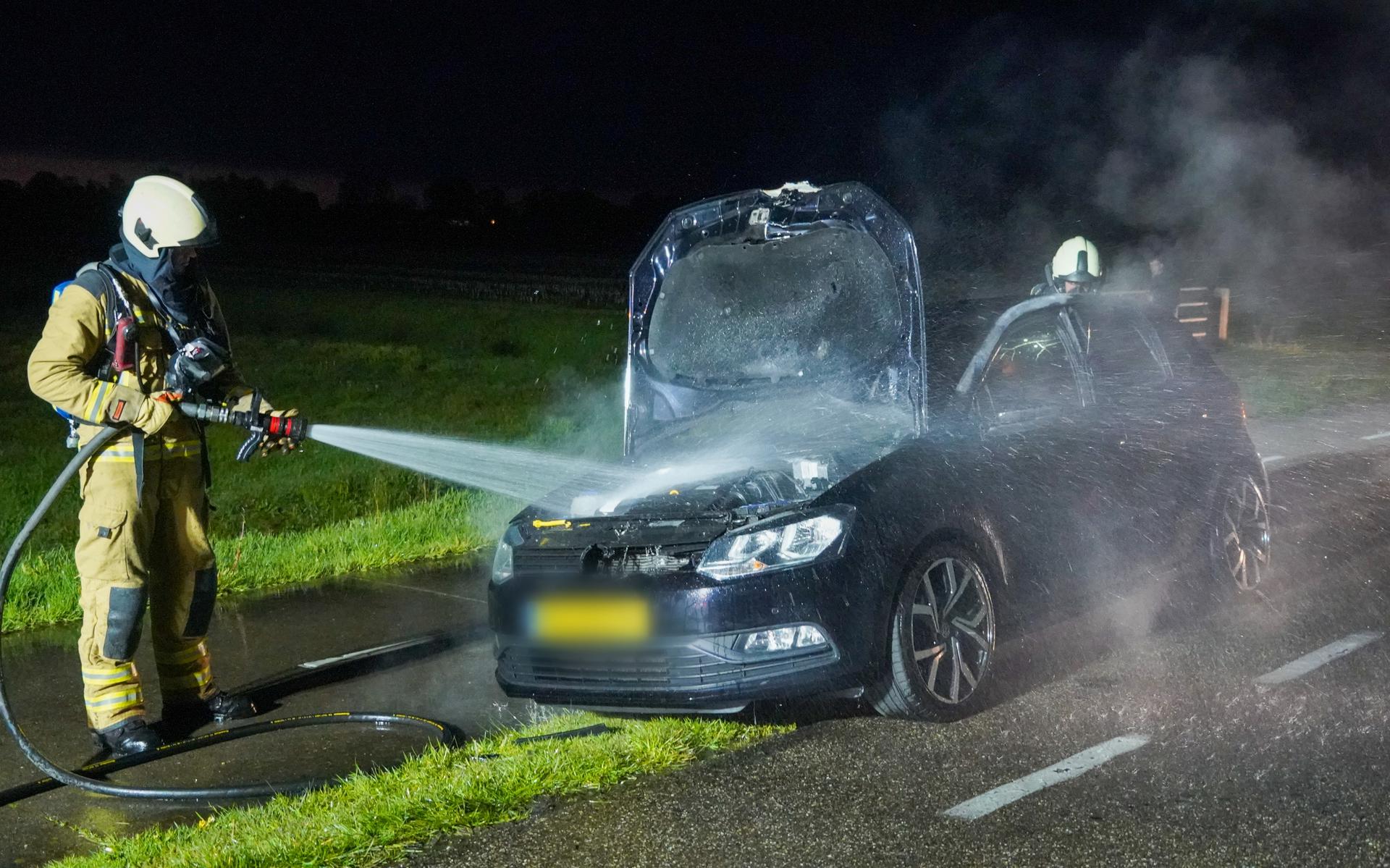 Auto vliegt in brand in Geesbrug; bestuurder ongedeerd.
