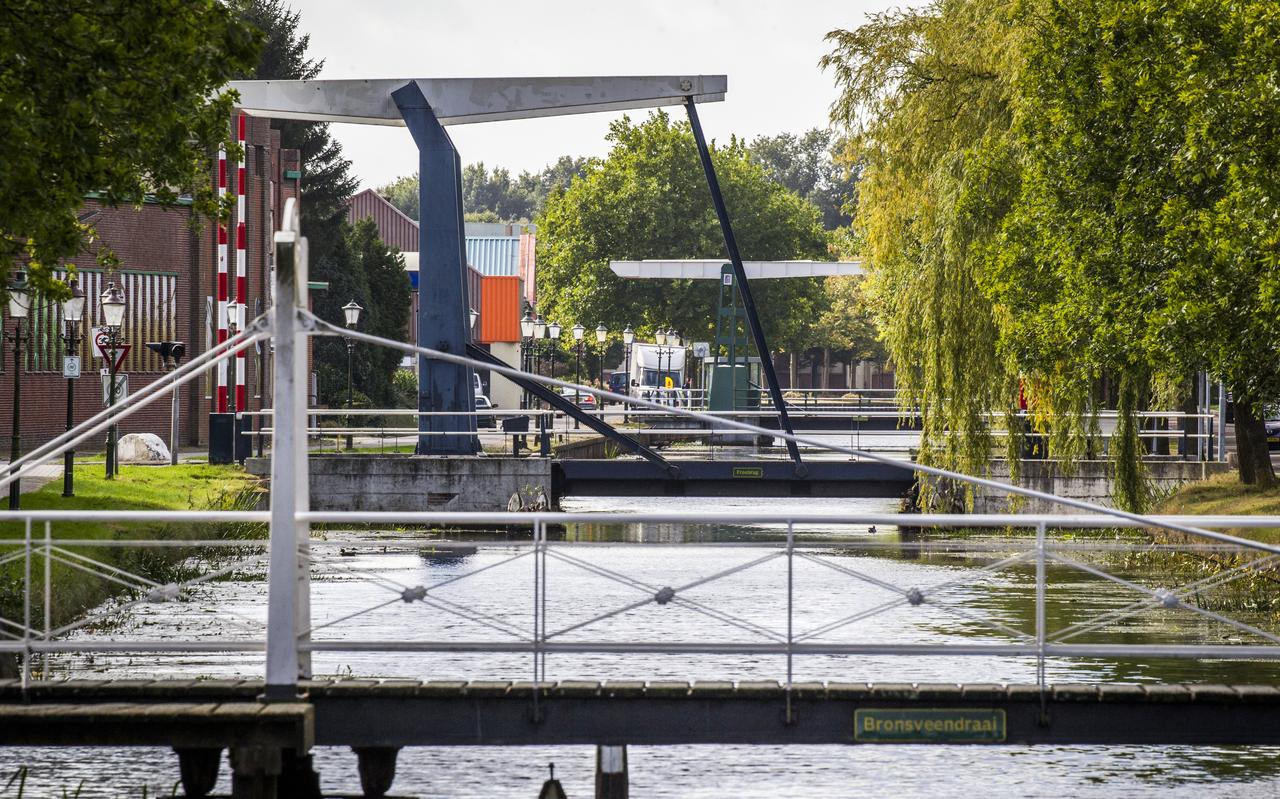 Bruggen over het Pekelder Hoofddiep die de Feiko Clockstraat met de Hendrik Westerstraat verbinden. Bruggen over het Pekelder Hoofddiep die de Feiko Clockstraat met de Hendrik Westerstraat verbinden.