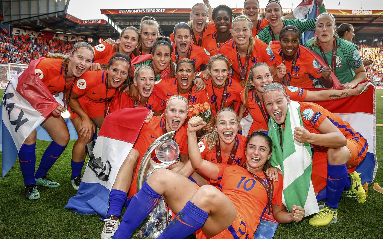 Eerst het FC Groningen-shirt en dan misschien wel in het oranje van het Nederlands vrouwenelftal dat hier het Europees Kampioenschap viert.