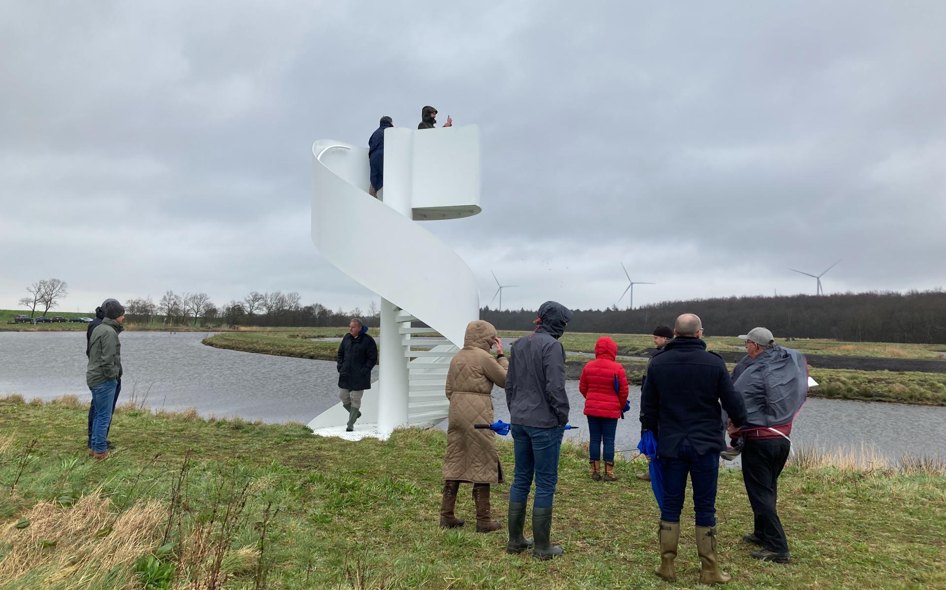 Afgelopen week onderstreepten de bestuurders van de vier waterschappen en vertegenwoordigers van Van Hall Larenstein hun samenwerking in Ruim baan voor vissen 2 met een werkbezoek aan de VisKringloop Wieringermeer in Slootdorp.