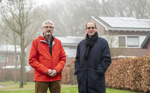 Ruud Welling (links) en Albert Gorter proberen de Houtlaan in Assen energieneutraal te krijgen.