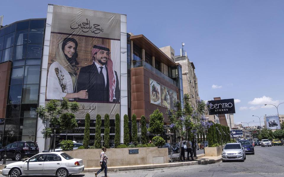 Aankonding van het huwelijk op een gebouw in het Jordaanse Amman.
