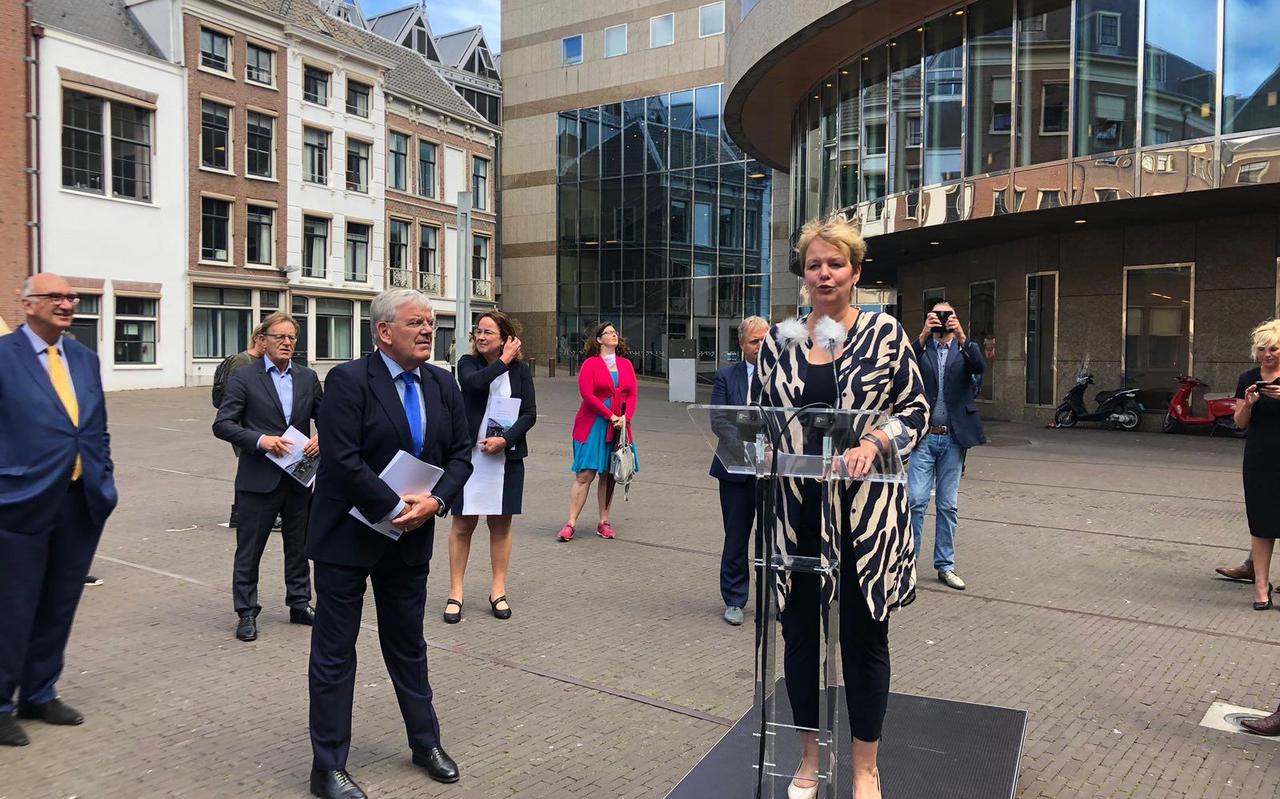 Wethouder Harmke Vlieg aan het lobbyen in Den Haag. Ze maakte zich sterk voor betere voorwaarden om de jeugdzorg en andere sociale taken uit te voeren. Wethouder Harmke Vlieg aan het lobbyen in Den Haag. Ze maakte zich sterk voor betere voorwaarden om de jeugdzorg en andere sociale taken uit te voeren.