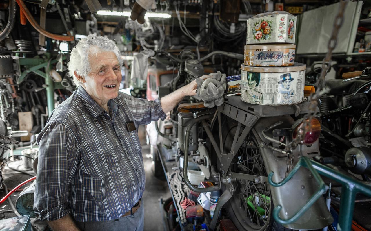 Eddy Wiers verzamelt en repareert sinds zijn 12e motoren, brommers en auto's.