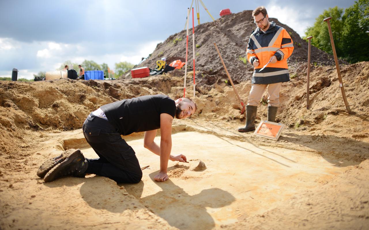 (Student-)archeologen zochten in 2015 op handen en knieën naar prehistorische sporen in Dalfsen.