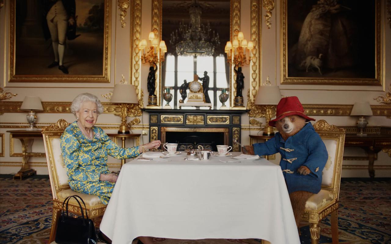 Duizenden Engelsen keken tijdens het platina jubileum van Elizabeth II in juni dit jaar naar een scherm bij Buckingham Palace als de koningin een kopje thee drinkt met Beertje Paddington. Duizenden Engelsen keken tijdens het platina jubileum van Elizabeth II in juni dit jaar naar een scherm bij Buckingham Palace als de koningin een kopje thee drinkt met Beertje Paddington.