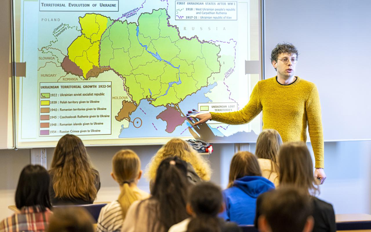 Geschiedenisdocent Floris Harmanni geeft een uitgebreide les over Oekraïne aan leerlingen van CS Vincent van Gogh in Assen.