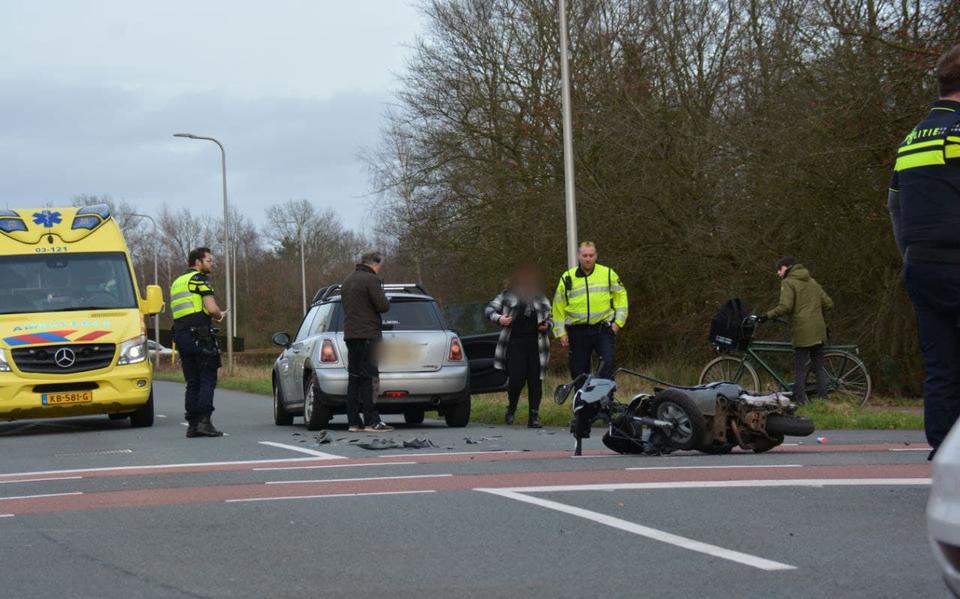 Scooterrijder gewond bij aanrijding met auto op kruispunt in Assen.