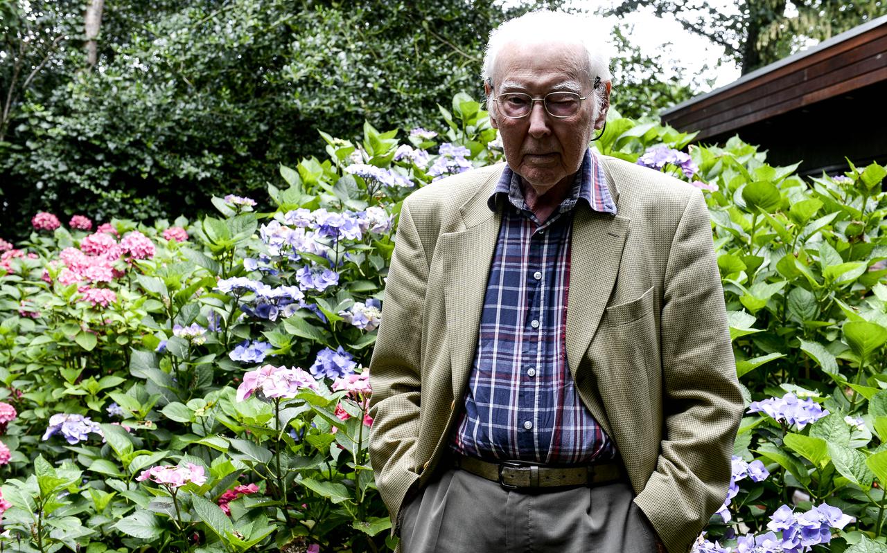 De 89-jarige meneer Bolhuis uit Hoogezand werkt 25 jaar lang aan een uitgebreide stamboom van zijn familie.