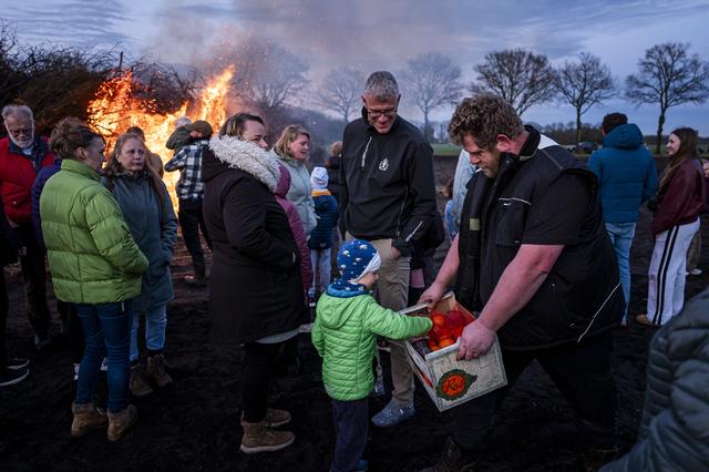 Westdorp houdt zijn paasvuur zoals het hoort, met een sinaasappeltje in de hand. ‘We weten niet ande