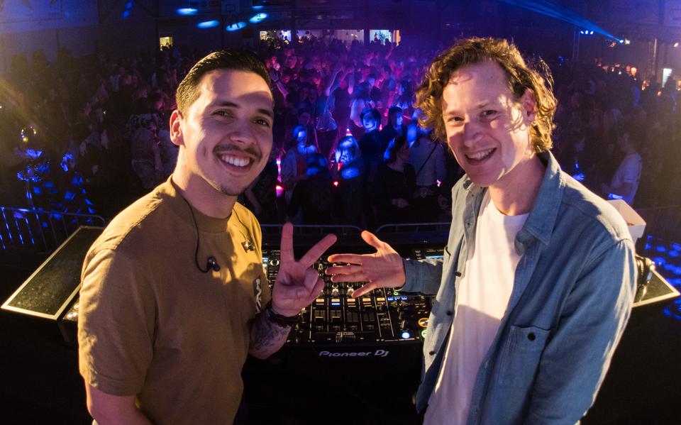 De dj's Evander Kleefman (links) en Joost van den Brink van Q-Music The XXL Party.