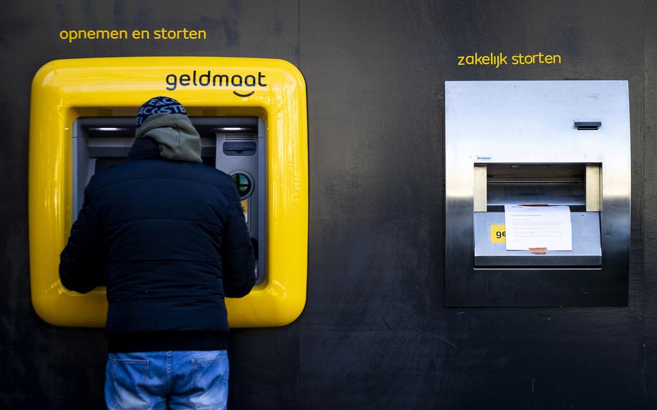 Ter illustratie: iemand neemt geld op bij een pinautomaat.