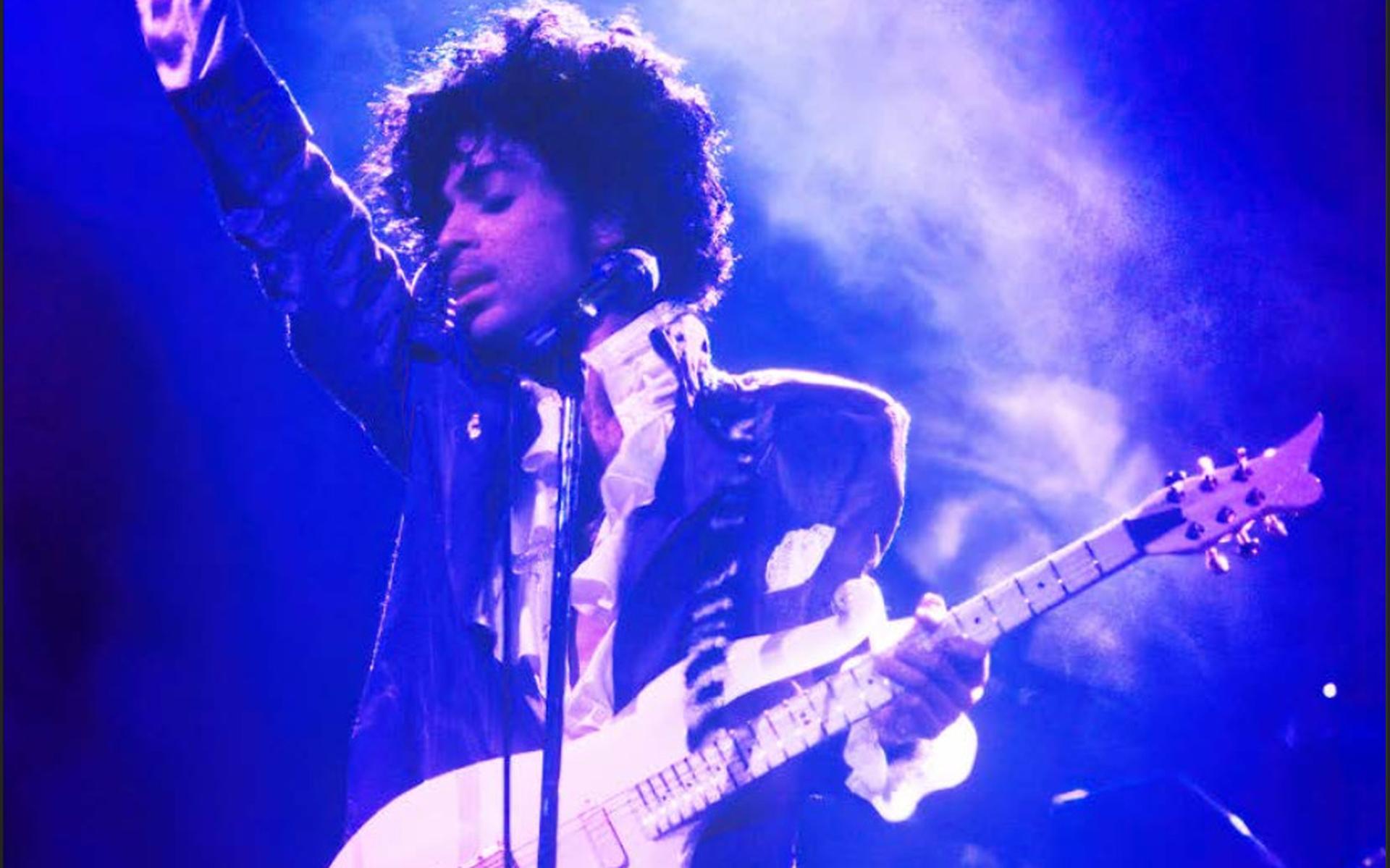 Michael Jackson stapte in Eelde op het vliegtuig. Fotograaf Govert de