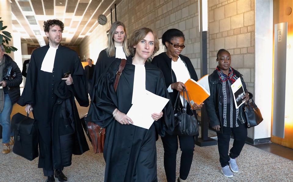 Advocaten en de Nigeriaanse Esther Kiobel na de uitspraak in de zaak van Nigeriaanse weduwen tegen Shell, 23 Maart 2022 