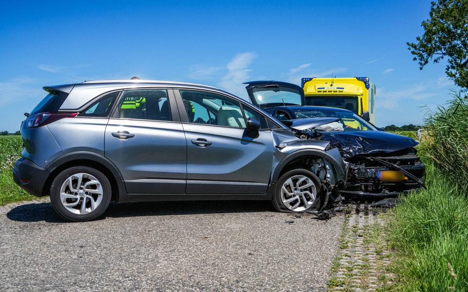 Een automobilist is maandagmiddag op kruising Schouwerzijlsterweg met de Schaphalsterzijl in het buitengebied van Winsum gewond geraakt. 