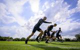 De spelers van FC Emmen werken zich in het zweet tijdens het trainingskamp in Delden.