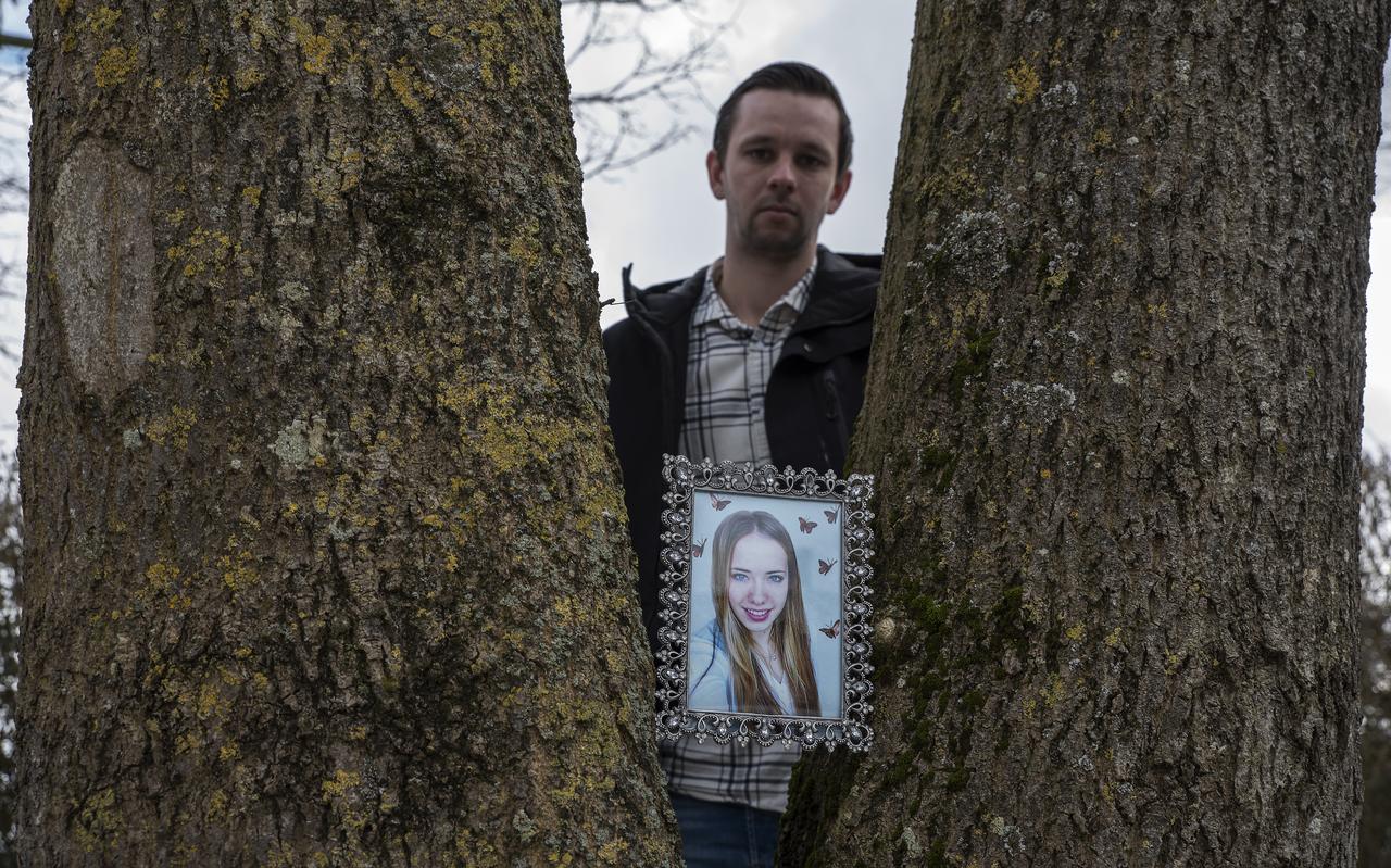 Rick Bremer (24) uit Grijpskerk met een foto van zijn vermoorde nichtje Annemieke van Dijk (17) uit Roden. Rick Bremer (24) uit Grijpskerk met een foto van zijn vermoorde nichtje Annemieke van Dijk (17) uit Roden.