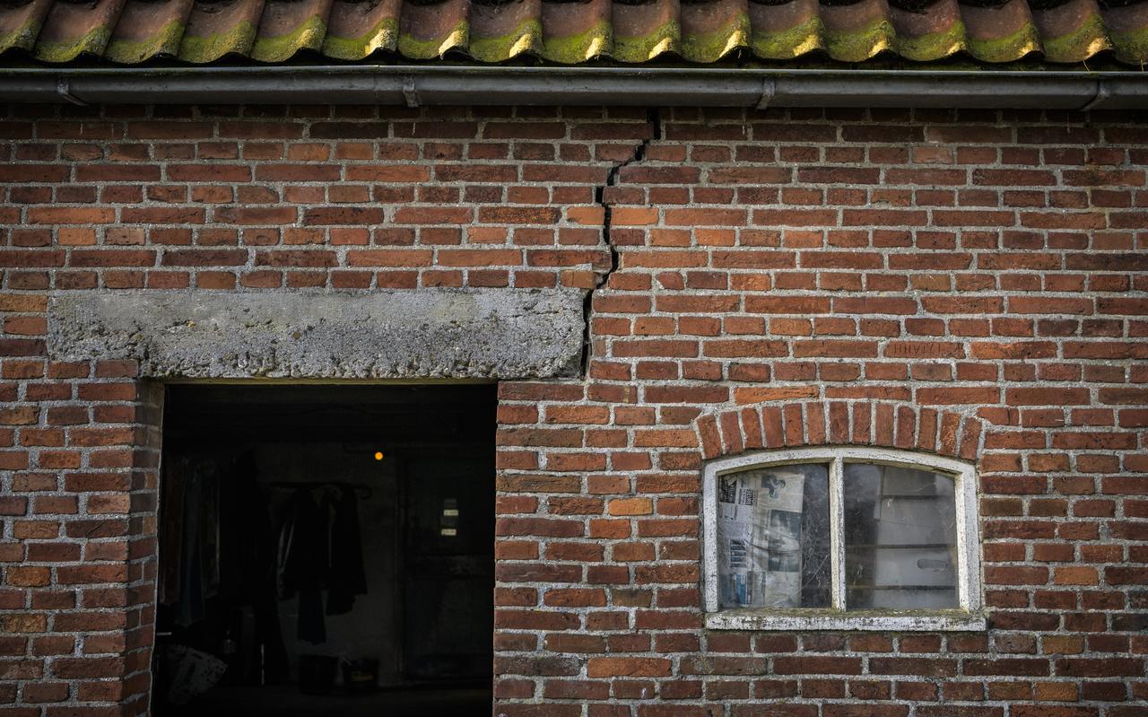 Een oude boerderij in Westeremden is zwaar beschadigd door de aardbevingen in Noord-Groningen. Een oude boerderij in Westeremden is zwaar beschadigd door de aardbevingen in Noord-Groningen.