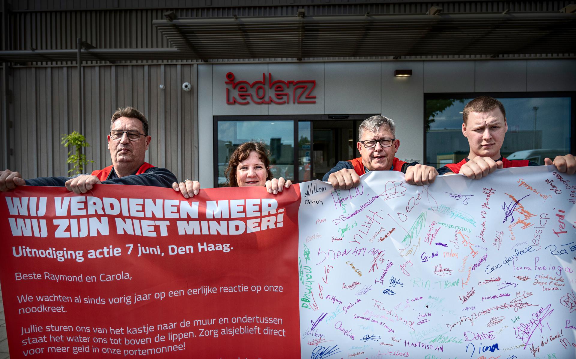 Deelnemers aan het FNV-protest bij Iederz v.l.n.r.: Arnold König, Elanda de Boer, Boudewijn Gibcus en Finn Weert. 