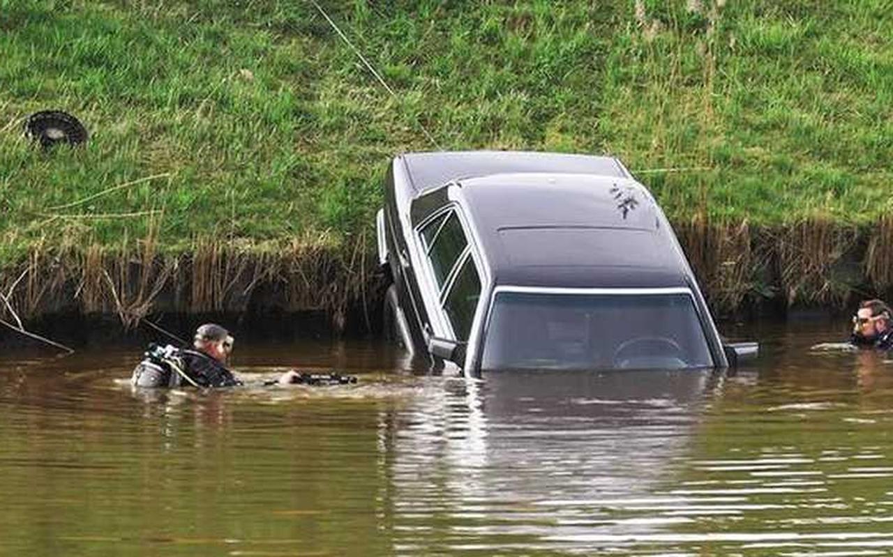 De auto van Ralf Meinema in het Stieltjeskanaal tussen Zandpol en Coevorden De auto van Ralf Meinema in het Stieltjeskanaal tussen Zandpol en Coevorden