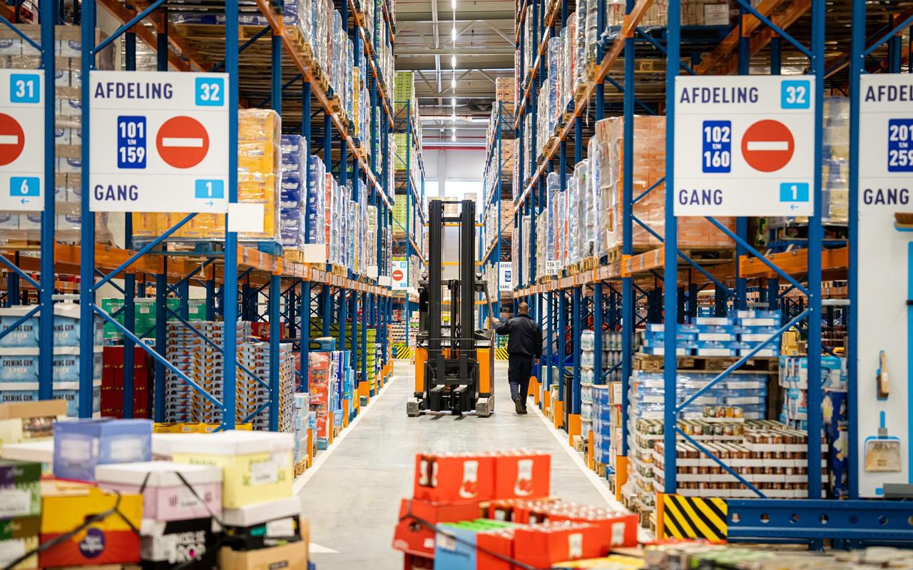 Aldi neemt het nieuwe, 38.000 vierkante meter grote distributiecentrum voor Noord-Nederland op bedrijventerrein Westpoort in Groningen in gebruik. Wekelijks worden hier 350.000 dozen opgehaald voor de 77 filialen in dit deel van Nederland. Aldi neemt het nieuwe, 38.000 vierkante meter grote distributiecentrum voor Noord-Nederland op bedrijventerrein Westpoort in Groningen in gebruik. Wekelijks worden hier 350.000 dozen opgehaald voor de 77 filialen in dit deel van Nederland.