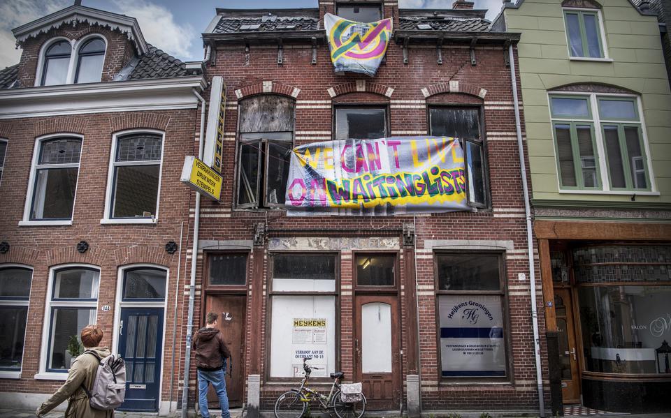 Een pand van drukkerij Heijkens aan de Akerkstraat in Groningen werd in 2019 gekraakt door buitenlandse studenten die nog geen woonruimte hadden. 