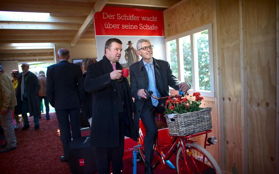 Als burgemeester in het grensgebied moet je Duits spreken. Hier Bert Bouwmeester (links) en Marco Out, toen nog burgemeester van Borger-Odoorn, in het Drenthepaviljoen in Papenburg. 