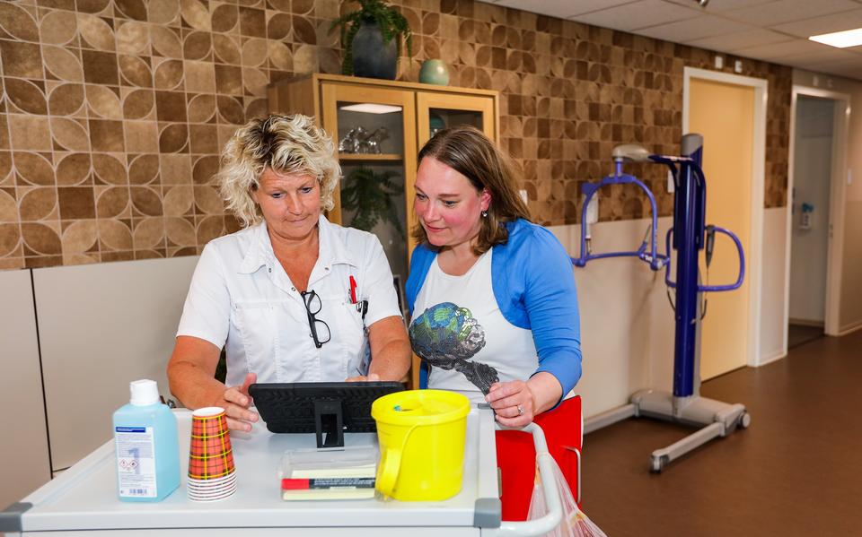 Linda Gremmer, (links) regie verpleegkundige bij Oosterlengte leidt Esther Bleeker rond door Old Wolde. 