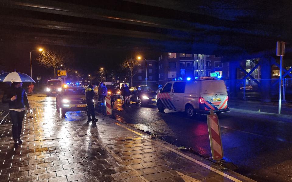 Voetganger aangereden op Paterswoldseweg in Groningen, slachtoffer hoeft uiteindelijk niet mee naar het ziekenhuis.